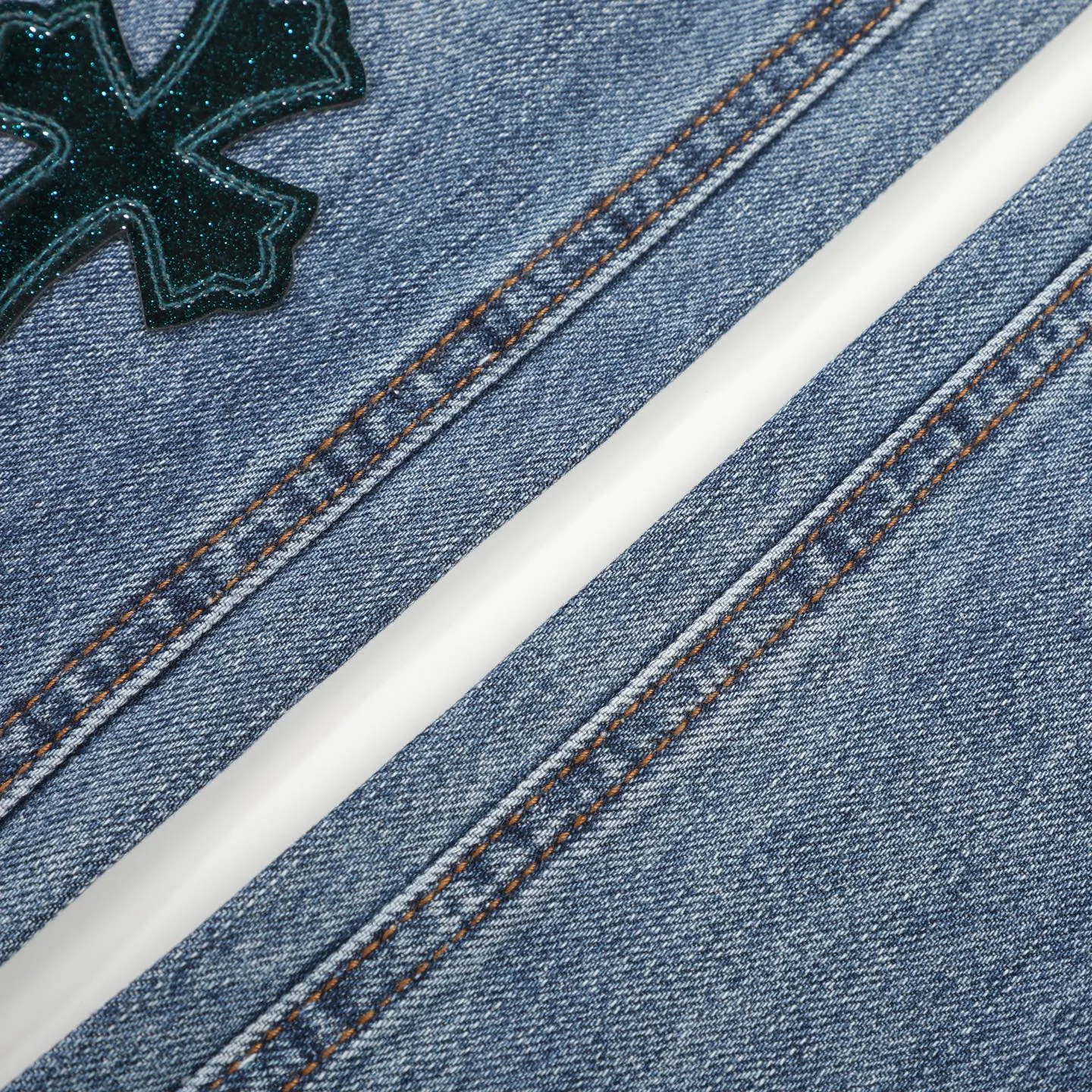 P280 Chromehearts washed blue ripped starry sky leather jeans adopt starry sky theme leather elements, mostly presented in the shape of a cross, with glitter on the leather surface. Unique design, simple and elegant details, exquisite workmanship, the entire trousers are neatly routed, and the details are in place! Ceiling-level jeans, a pair that is hard to find at the counter. About Zangyin, this is an extremely luxurious fashion brand that can also be called the aristocrat of the high street. It has always been an exclusive brand for some hipsters or the rich second generation. It is more luxurious and noble than ordinary high streets. It is more fashionable and individual than luxury brands. Top heavy industry fashion design has always been created in high street luxury style. Speaking of this style, Zangyin family and GU family are definitely the leading representative brands, especially the Zangyin family's creation of high street style. It has really achieved a state-of-the-art effect. The color system of this model is made of unique washed materials. It is already quite eye-catching. It is decorated with pink patchwork cross flowers, which cleverly highlights the charm of the brand. Secondly, this model adopts a classic high-waist cutting design, which highlights the long legs and fashionable temperament of the upper body. The brand is highly recognizable and the slim-fitting configuration is more suitable for daily wear. Personality, fashion, and specification interpretation are all at a glance. Needless to say, materials and craftsmanship. As an excellent craftsman brand, Zangyin’s requirements for details and craftsmanship are really perfect. The washed color of this model has gone through a lot of processes, not to mention the embellishment of the denim appliqués. It is also purely hand-made and sewn. Just like what they believe in, only hand-made things have soul and have the meaning of wearing. A top-notch heavy-duty fashionable denim item. Recommended by both hands. Size: 28/30/32/34/36 Waist: 73/78/83/88/93 Knee: 52/53.5/55/56.5/58 Pants length: 100/102/104/106/108